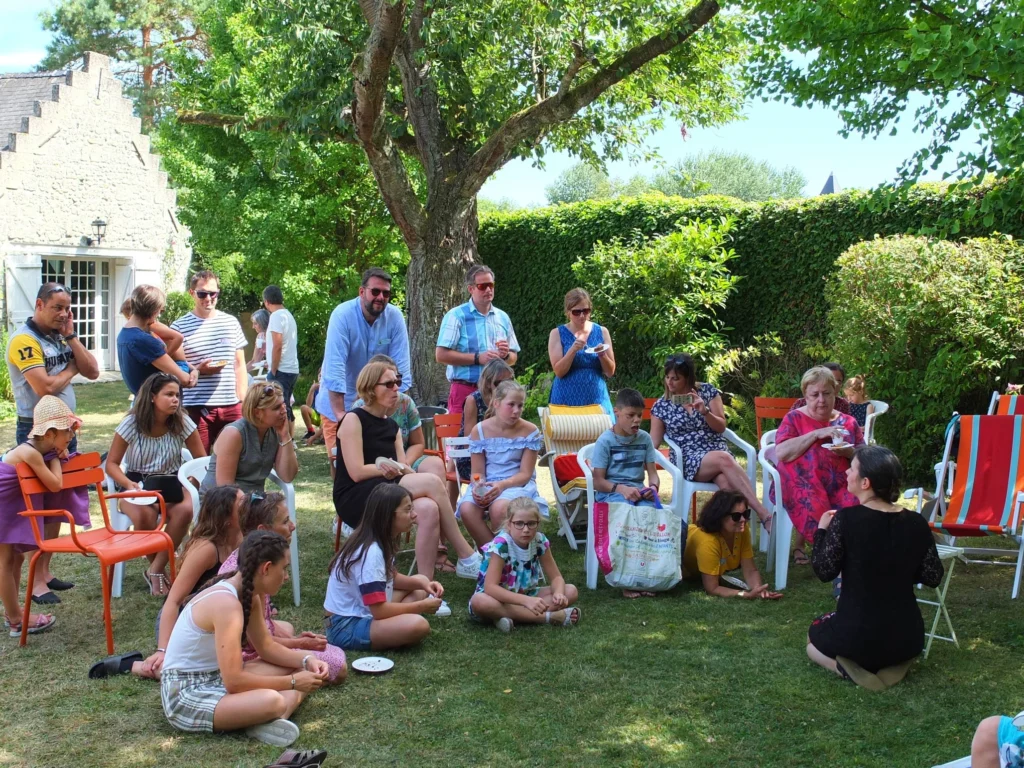 Rencontre à Bitry, dans le jardin d'une famille FOXP1, en présence d'Elodie Drapeau, chercheuse au Seaver Autism Center de New York.