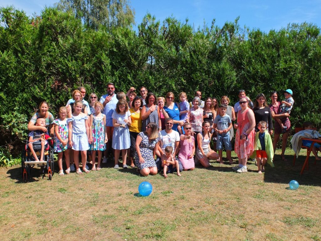 Rencontre à Bitry, dans le jardin d'une famille FOXP1, en présence d'Elodie Drapeau, chercheuse au Seaver Autism Center de New York.