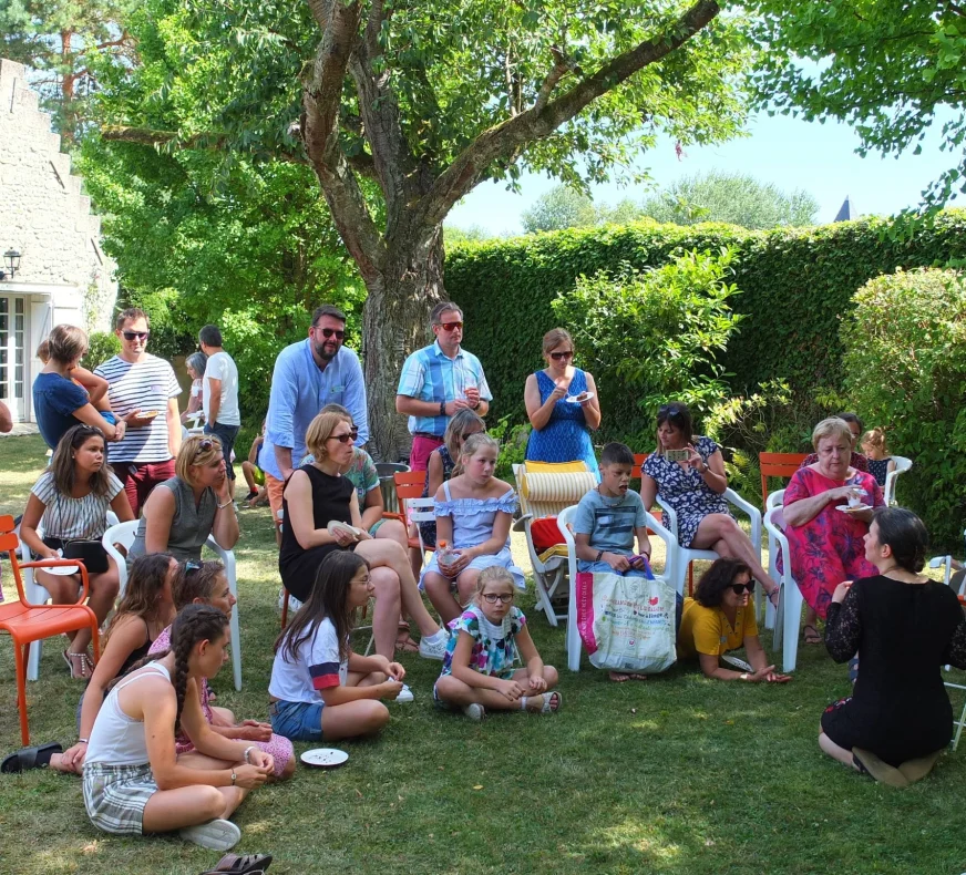 Rencontre à Bitry, dans le jardin d'une famille FOXP1, en présence d'Elodie Drapeau, chercheuse au Seaver Autism Center de New York.